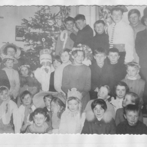 2.02.1963r.  Zabawa noworoczna.  Na zdjęciu uczniowie z Dziadkiem Mrozem. Zdjęcie pochodzi z kroniki szkolnej.