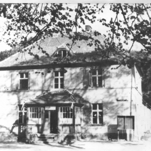 Rok 1966. Szkoła Podstawowa w Cewicach (od frontu). Zdjęcie pochodzi z kroniki szkolnej.