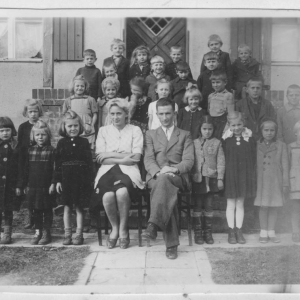 8.10.1946r. Na zdjęciu uczniowie klas I-III Publicznej Szkoły Powszechnej w Cewicach. Zdjęcie pochodzi z kroniki szkolnej.