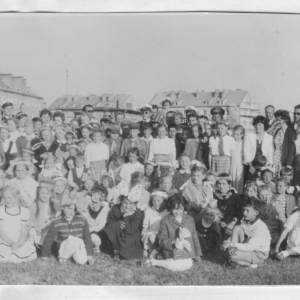 31.04. 1959r. Uczniowie zostali zaproszeni przez Jednostkę Wojskową w Siemirowicach do udziału w obchodach Dnia Dziecka. Zdjęcie pochodzi z kroniki szkolnej.