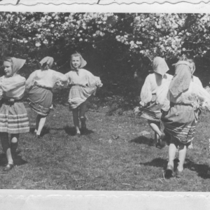 1.06. 1954r. Akademia szkolna z okazji Międzynarodowego Dnia Dziecka. Uczennice prezentują tańce ludowe. Zdjęcie pochodzi z kroniki szkolnej.