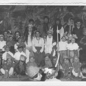 25.02.1962r. W szkole po raz pierwszy wystawiono przedstawienie „O krasnoludkach i sierotce Marysi”. W przedstawieniu wzięło udział 32 uczniów i uczennic. Zdjęcie pochodzi z kroniki szkolnej.